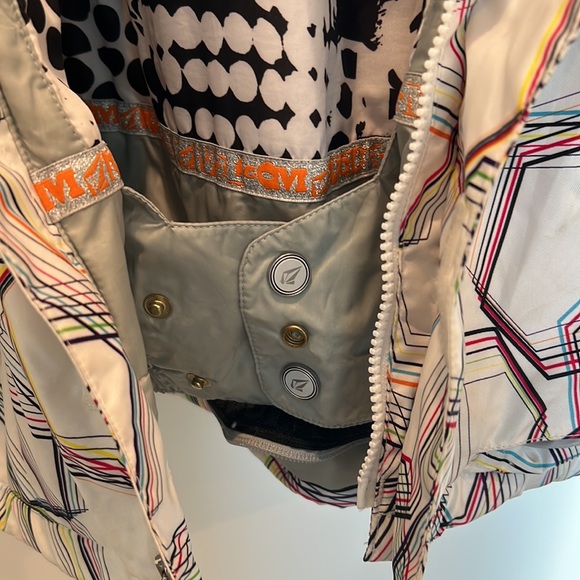 Woman’s Volcom snowboard jacket - Picture 7 of 7